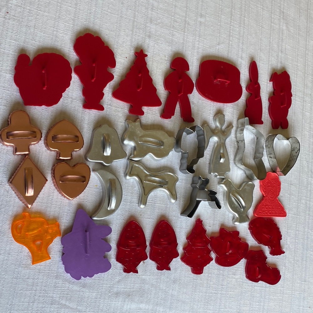 30 VTG Assorted Cookie Cutters, Plastic & Metal - Picture 2 of 12